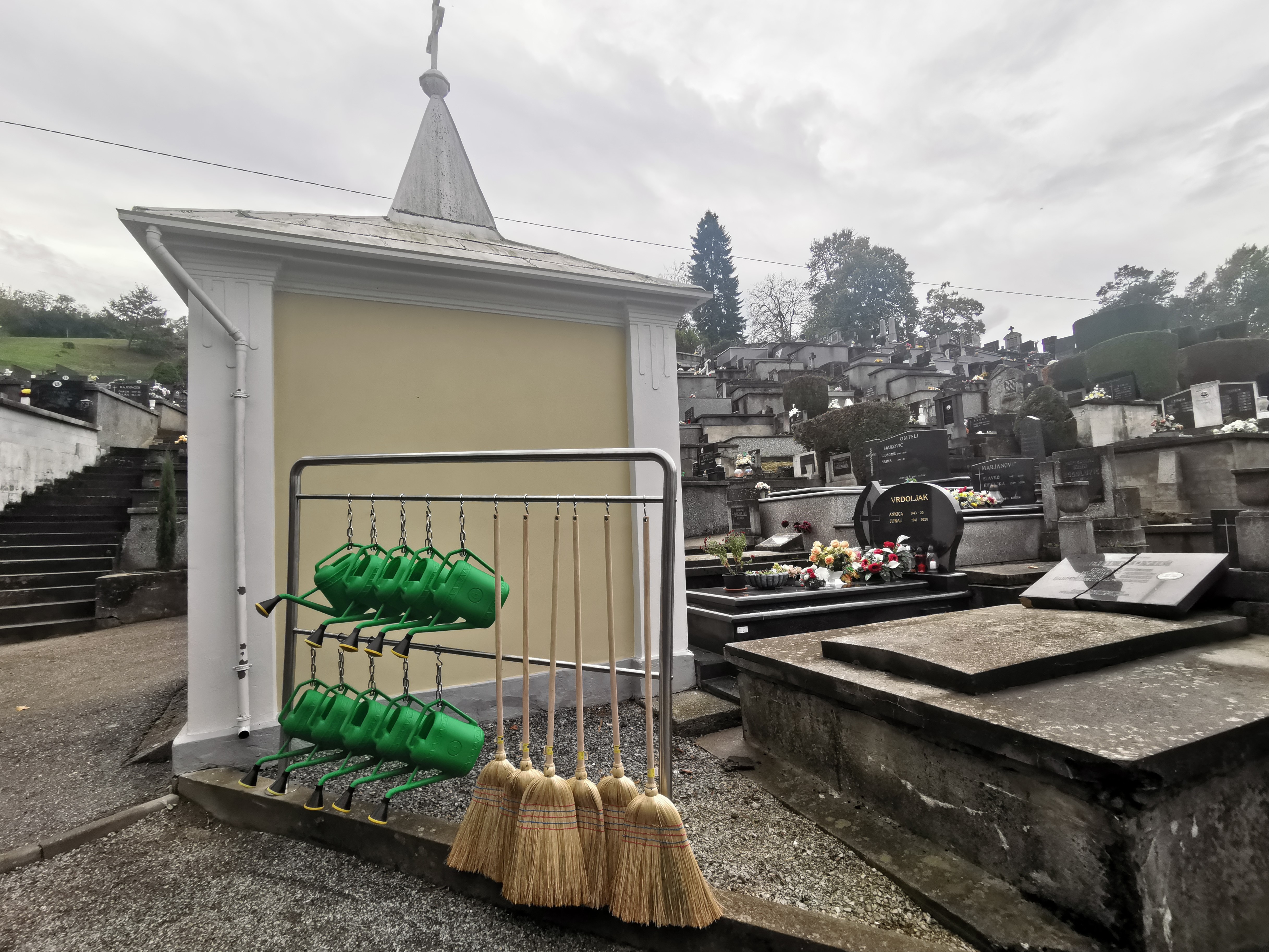 Kantice i metle postavljene na još tri groblja 